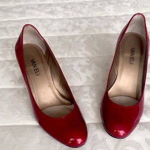 6.5  MEDIUM  VANELI CANDY APPLE PATENT PUMPS